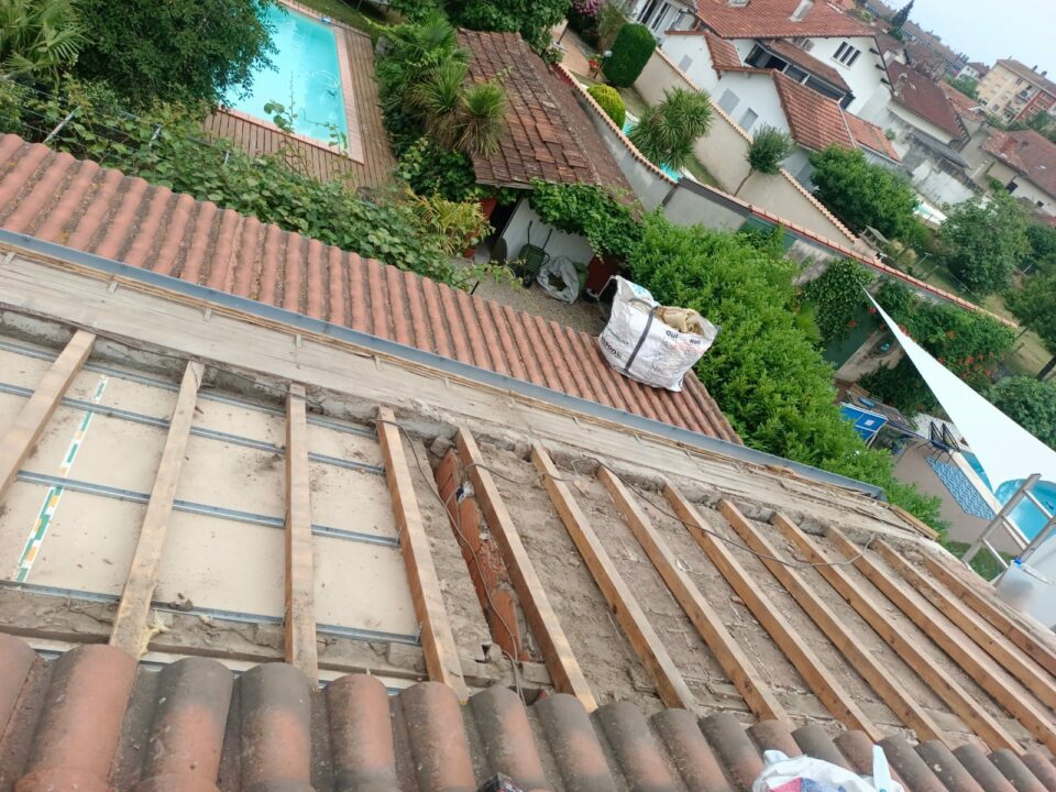 Rénovation de toiture avec vue sur piscine à Cugnaux, travaux en cours. AD VALIDEM.