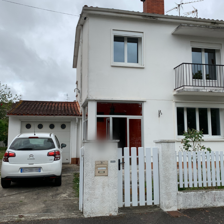 Maison rénovée avec garage et jardin, située à Toulouse, Occitanie.