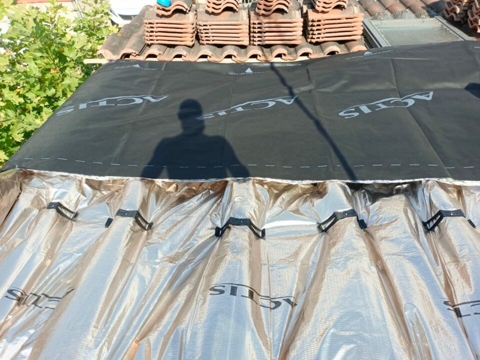 Rénovation énergétique avec une membrane sur un toit, travaux à Toulouse.