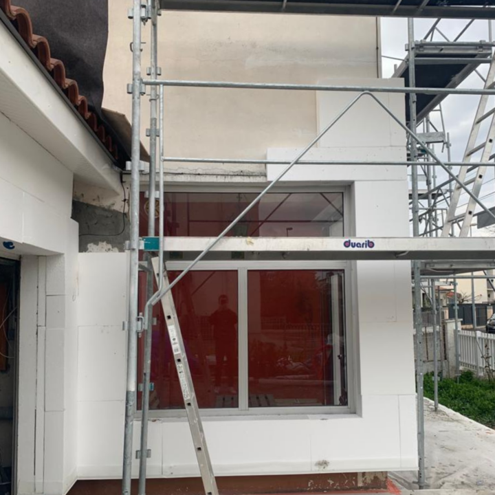 "Rénovation énergétique en cours à Toulouse, avec échafaudage et travaux."