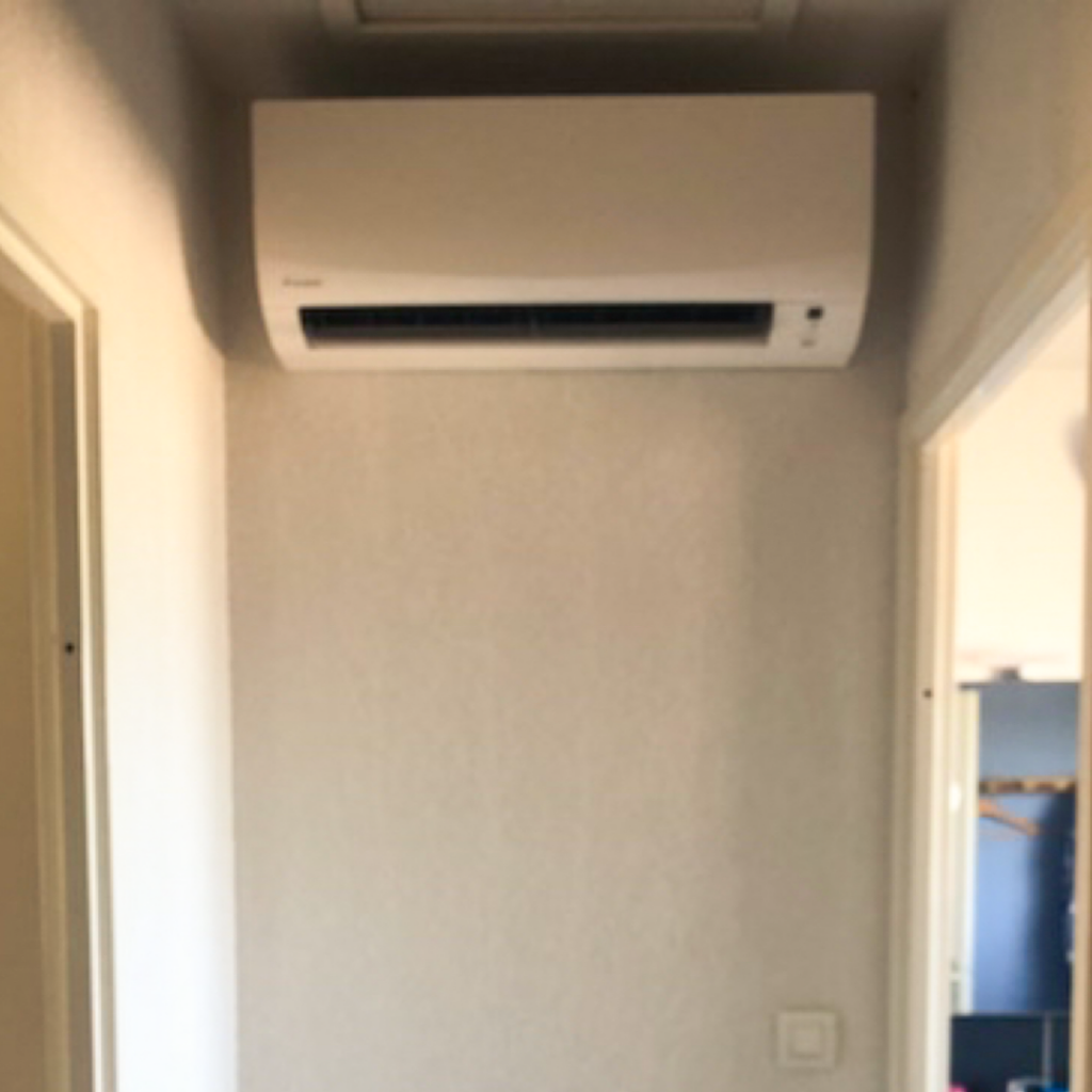 "Climatiseur installé dans un couloir pour la rénovation énergétique à Toulouse."