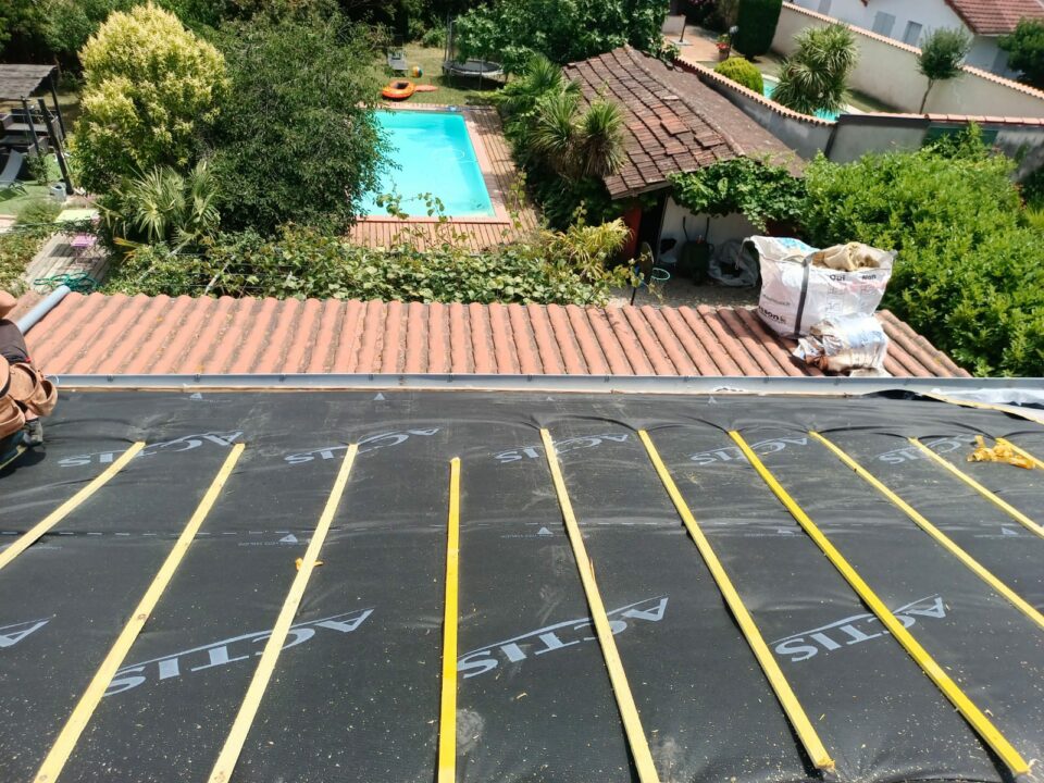 Travaux de rénovation énergétique sur un toit à Toulouse, Cugnaux, Occitanie.