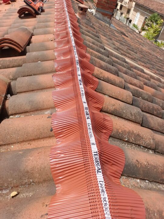 **Balise alt :** Toit en tuiles avec faîtage, travaux de rénovation énergétique à Toulouse.