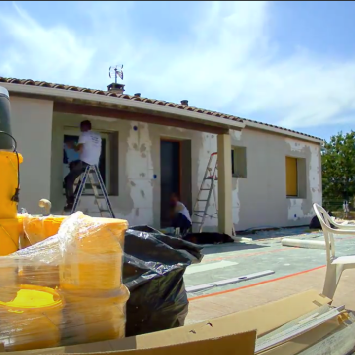 Rénovation énergétique en cours à Toulouse, avec des travaux de peinture extérieure.