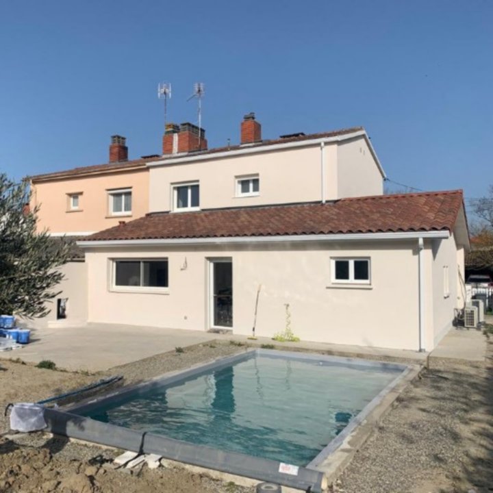 Maison rénovée avec piscine à Cugnaux, travaux de rénovation énergétique.