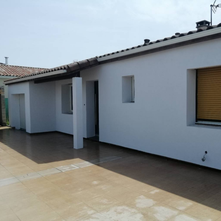 Rénovation énergétique d'une maison à Toulouse avec finition moderne et élégante.