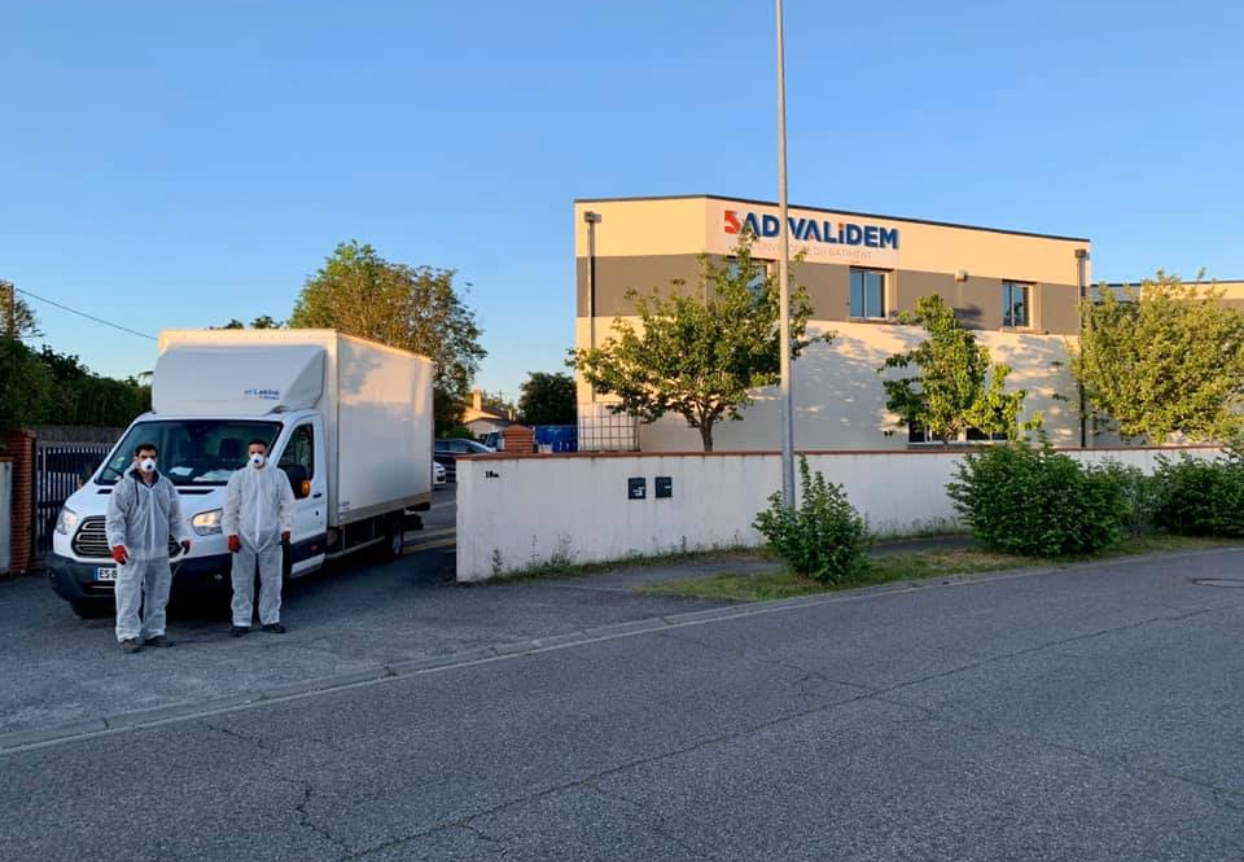 Deux techniciens devant camion Advalidem; Rénovation énergétique; Audit énergétique.