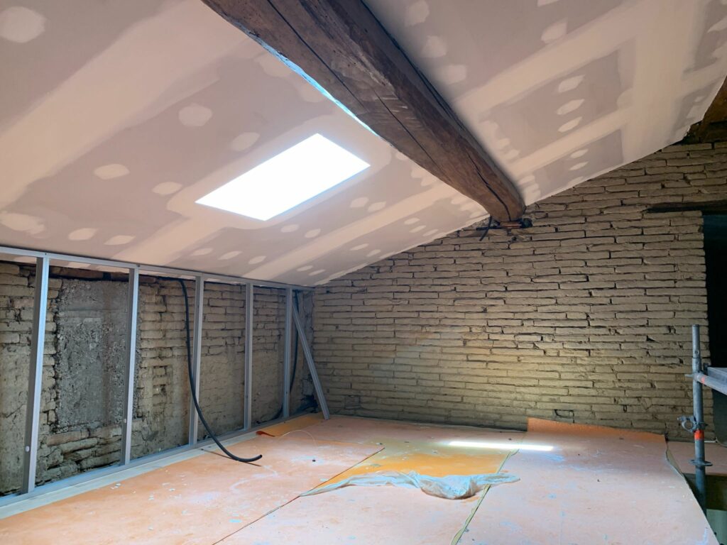 Advalidem Rénovation énergétique intérieur en construction, murs en briques, plafond avec trou de ciel