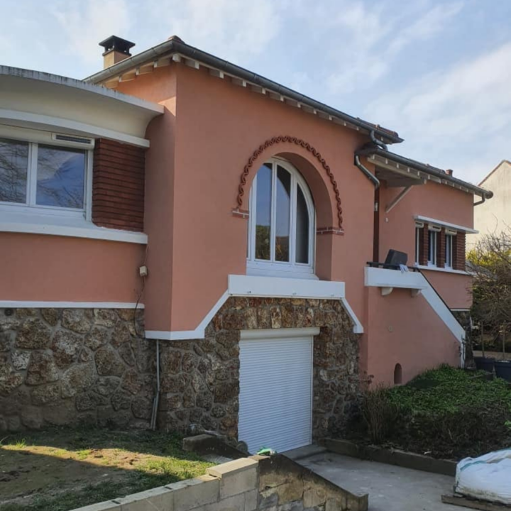 Maison rénovée à Toulouse, mettant en avant des travaux de rénovation énergétique.
