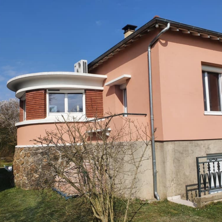 Maison rénovée à Toulouse, mettant en avant des travaux de rénovation énergétique.