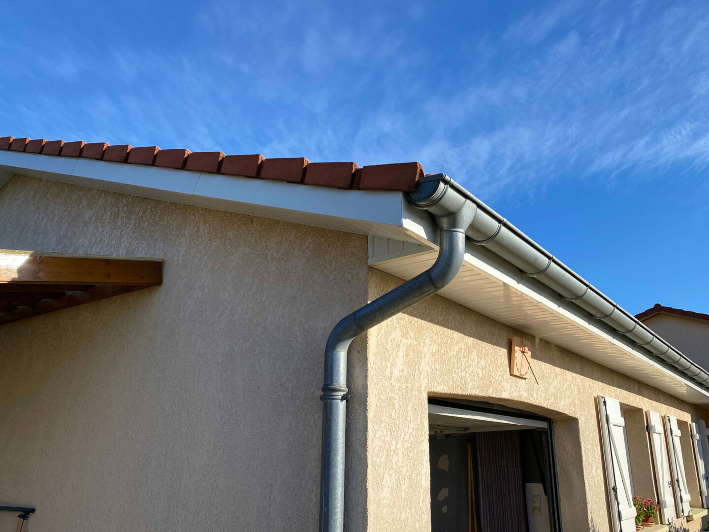 Gouttière maison rénovation énergétique Advalidem