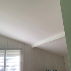 **Alt text : Plafond bien rénové dans une maison à Toulouse. Travaux AD VALIDEM.**