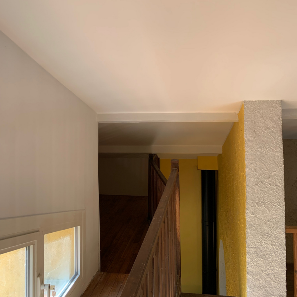 Balise alt : "Vue intérieure d'un escalier rénové à Toulouse, AD VALIDEM, rénovation énergétique."