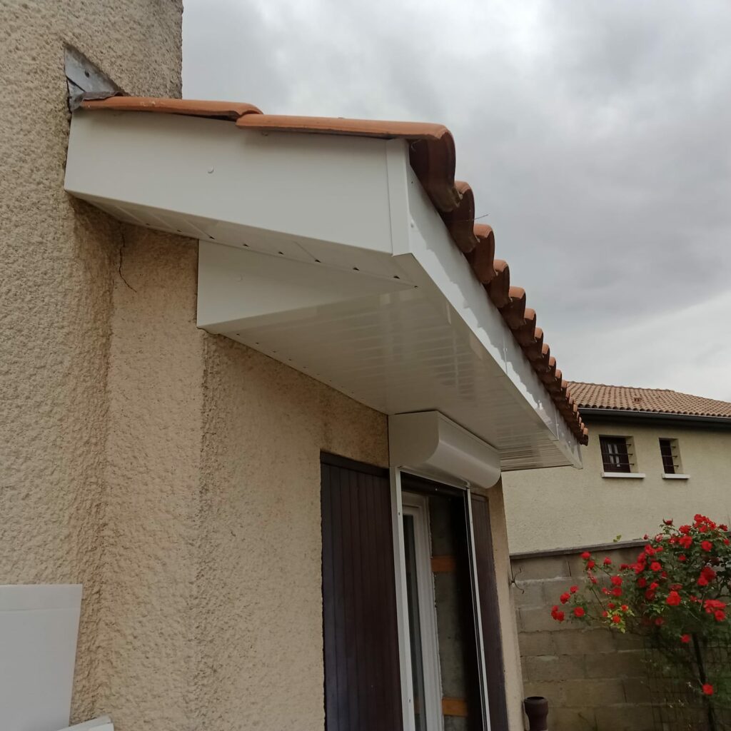 Balise alt : Auvent blanc sur une maison, rénovation à Toulouse, AD VALIDEM.