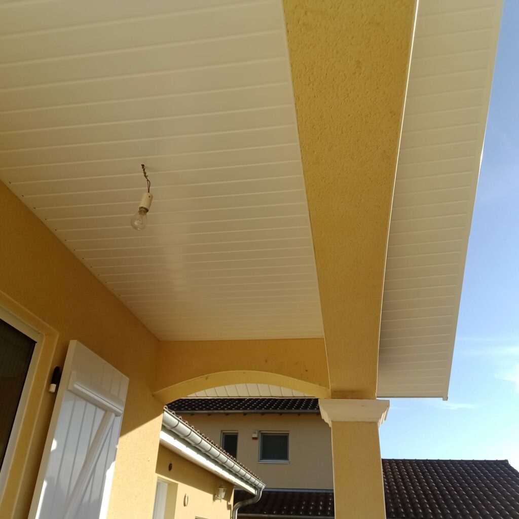 Balise alt : "Détail de rénovation de façade à Toulouse par AD VALIDEM, travaux énergétiques."