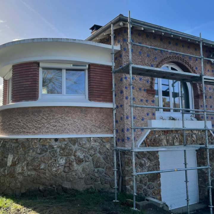 Rénovation énergétique de façade avec échafaudage, AD VALIDEM à Toulouse.