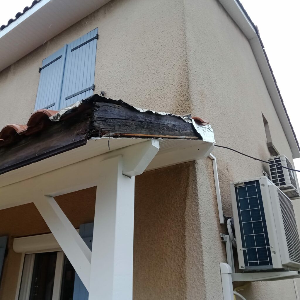 Balise alt : "Détail de travaux de rénovation énergétique à Toulouse, AD VALIDEM en action."