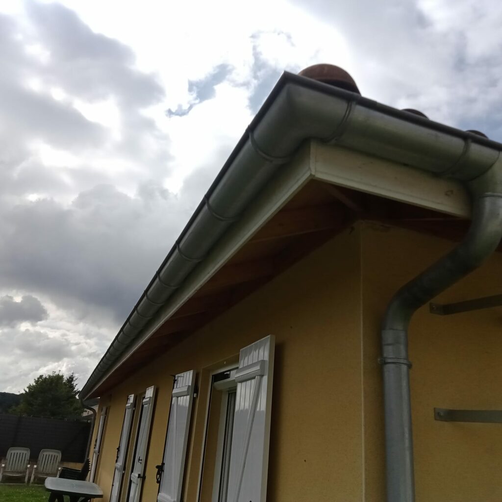 Gouttière en rénovation sur une maison à Toulouse, travaux de qualité AD VALIDEM.