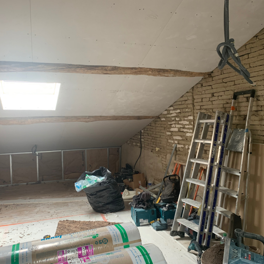 "Travaux de rénovation énergétique avec isolation à Cugnaux, région Occitanie."