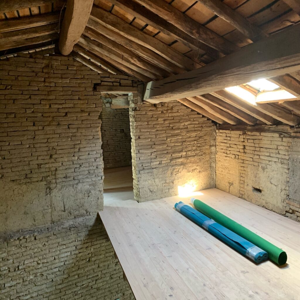 Advalidem; salle de rénovation énergétique, tuyaux de plomberie.