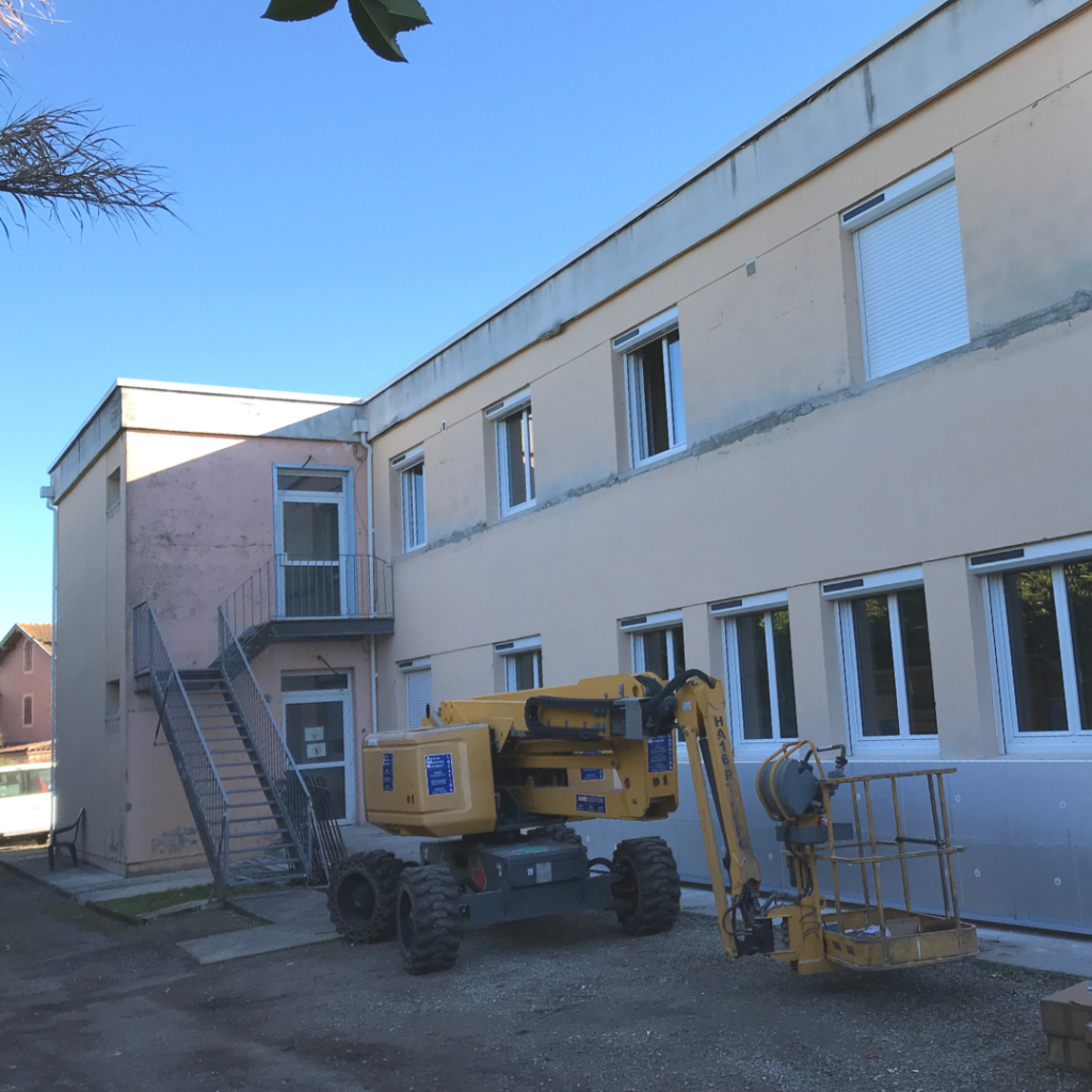 Balise alt : "Équipement de rénovation énergétique devant un bâtiment à Toulouse."