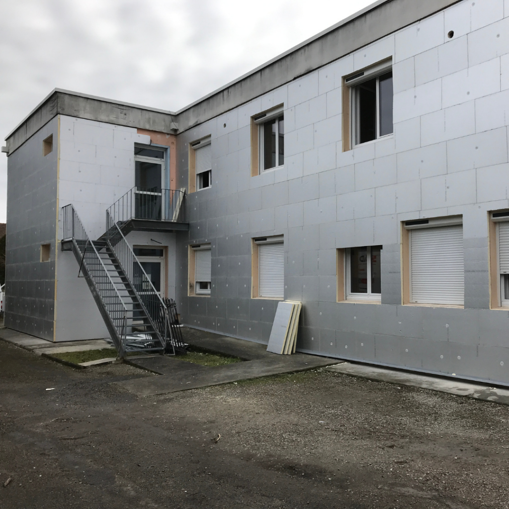 Balise alt : Rénovation énergétique d'un bâtiment à Toulouse avec isolations extérieures.