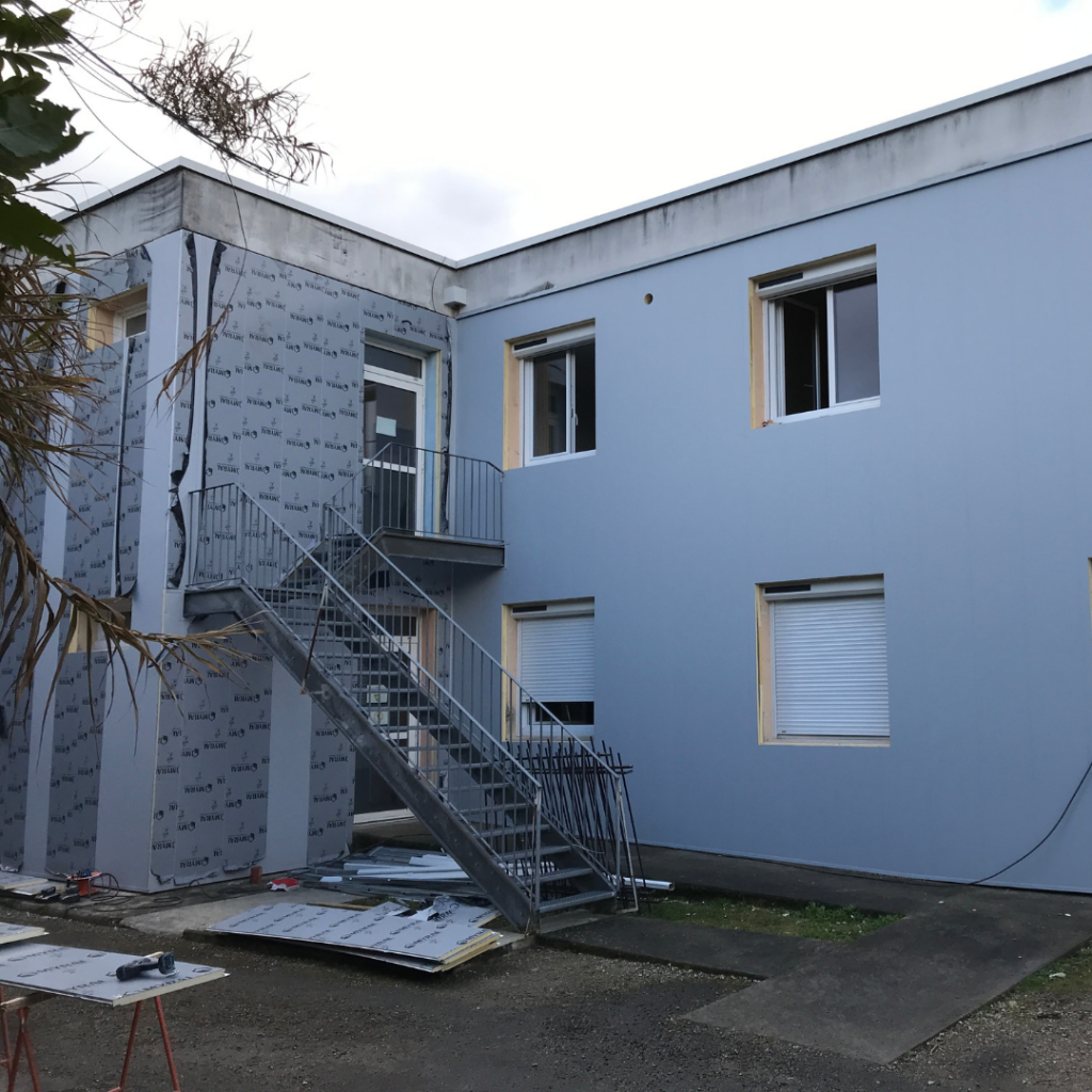 Balise alt : "Façade rénovée d'un bâtiment à Toulouse, travaux de rénovation énergétique."