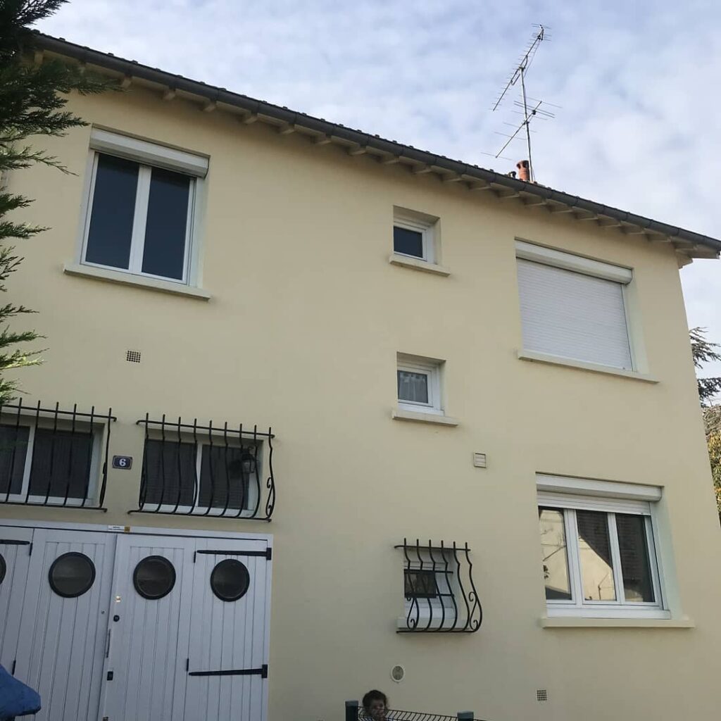 Façade jaune avec fenêtres et portes blanches; Advalidem; Rénovation énergétique; Audit énergétique