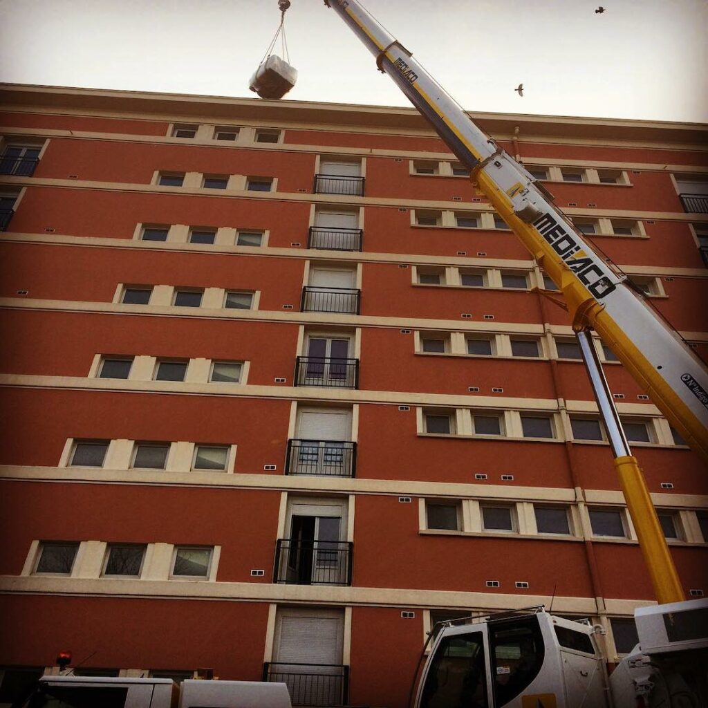 Crane levant matériel Advalidem pour rénovation énergétique.