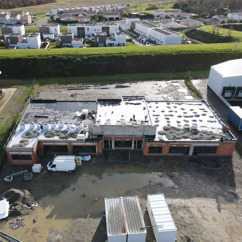 Balise alt : "Vue aérienne d'un chantier de rénovation énergétique à Toulouse - AD VALIDEM"