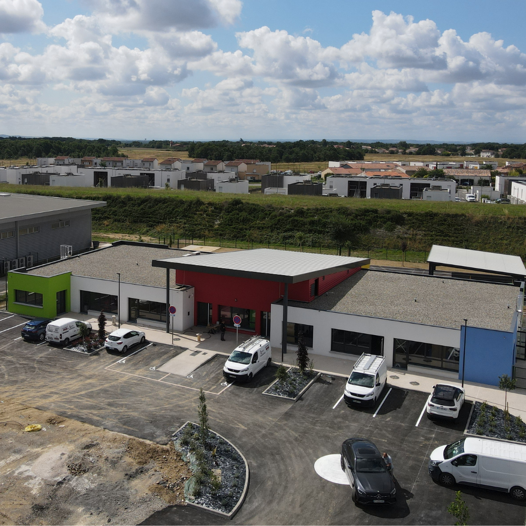 Bâtiment coloré à Cugnaux, adapté pour la rénovation énergétique, AD VALIDEM.