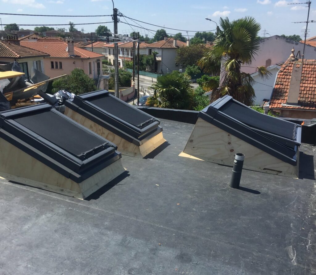 Rénovation énergétique Advalidem; Rampes noires sur toiture