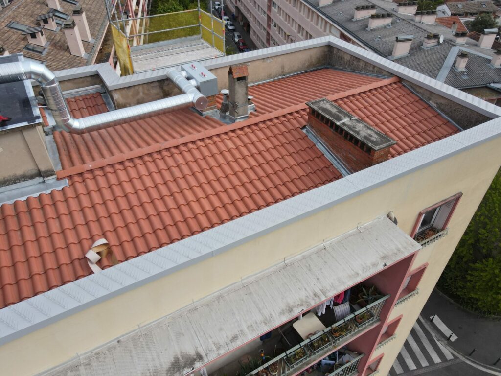 Toit rouges tuiles bâtiment rénovation énergétique Advalidem audit énergétique.