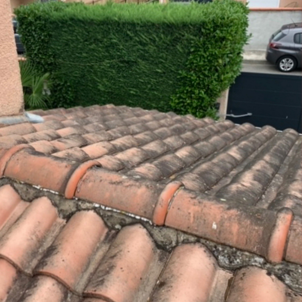 Toit en tuiles avec détails, travaux de rénovation énergétique à Toulouse.