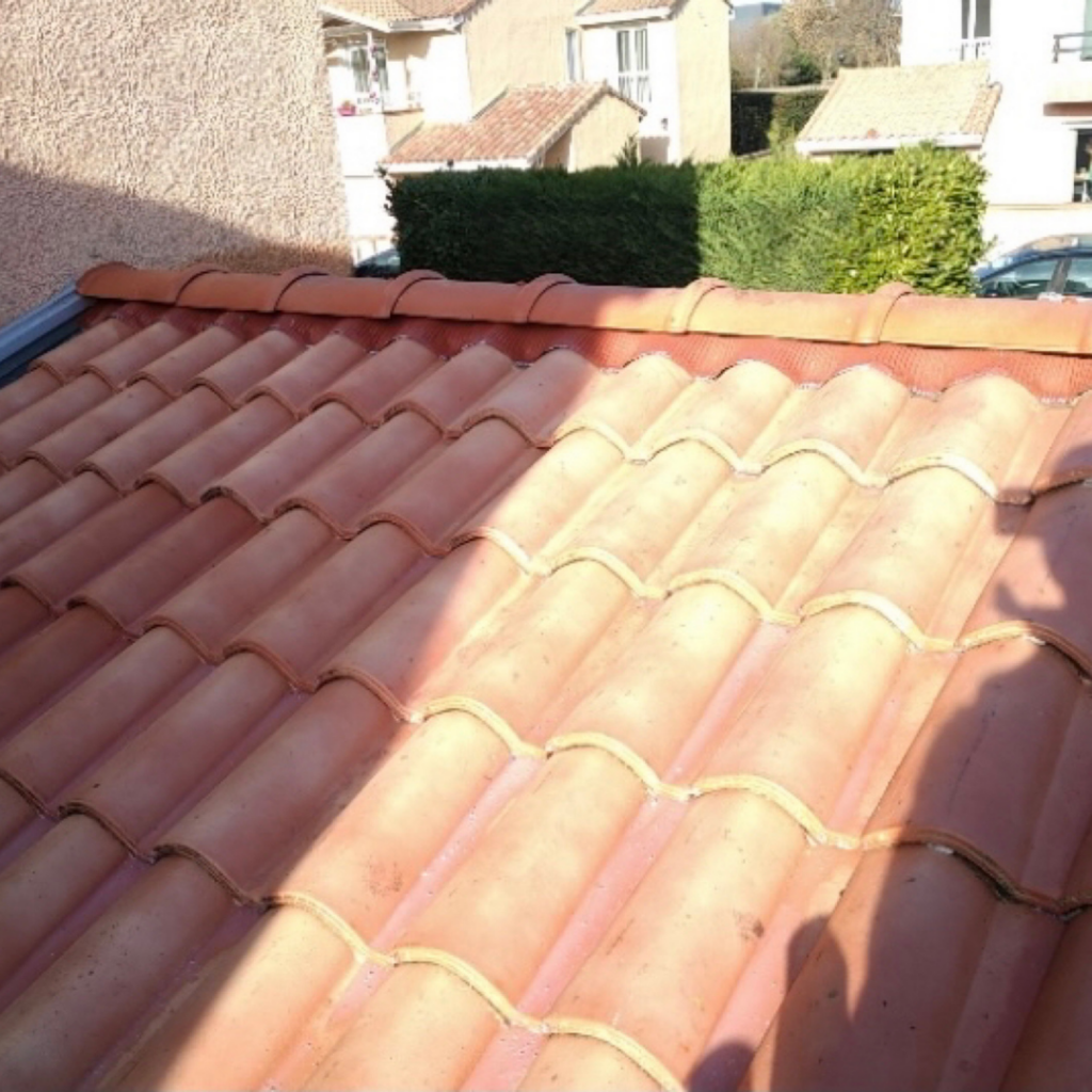 Toit en tuiles traditionnelles à Cugnaux, région Occitanie, pour rénovation énergétique.