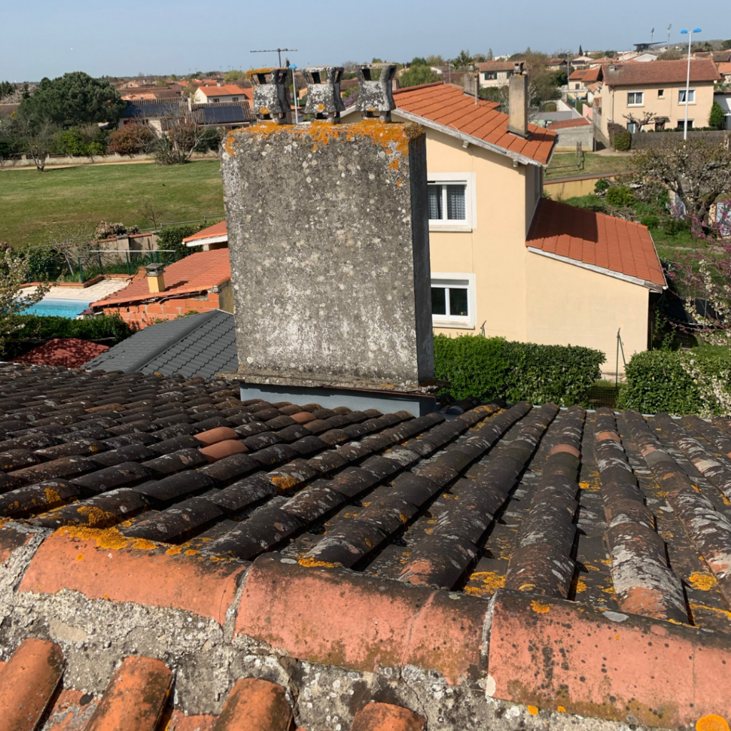Balise alt : "Vue du toit d'une maison avec cheminée, AD VALIDEM, Rénovation énergétique."