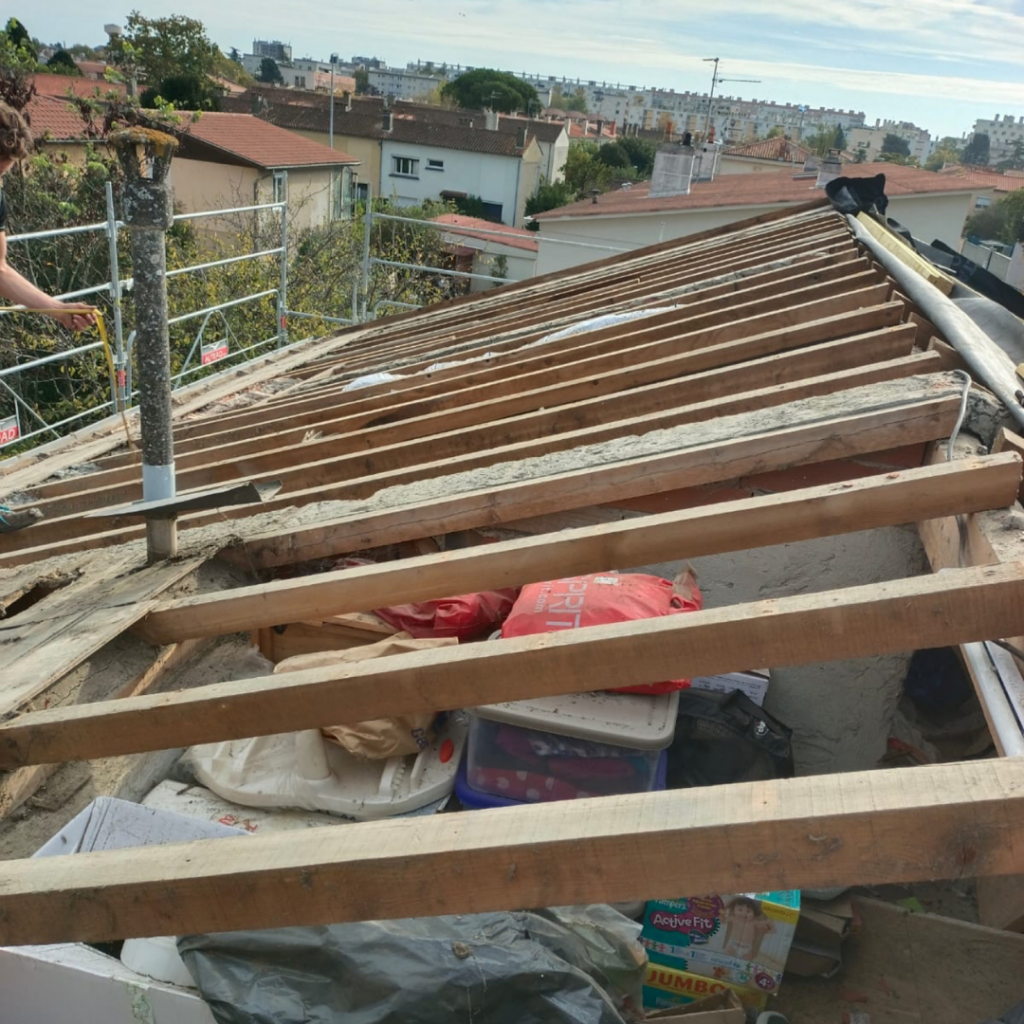 "Travaux de rénovation énergétique sur toit en bois à Cugnaux, AD VALIDEM."