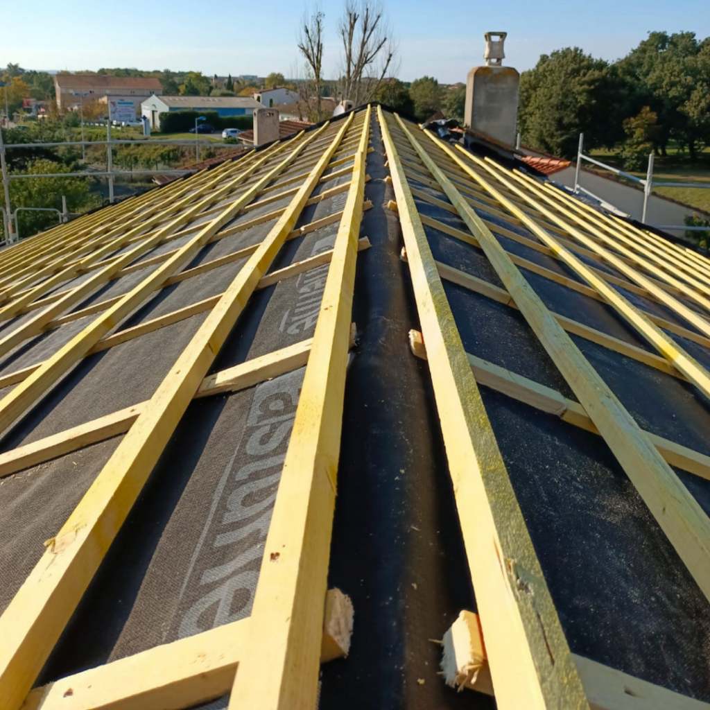 Balise alt : "Vue d'un toit en travaux de rénovation énergétique à Toulouse, AD VALIDEM."