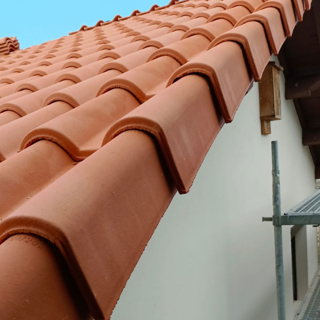Bardeau en terre cuite d'une toiture rénovée, à Toulouse, par AD VALIDEM.