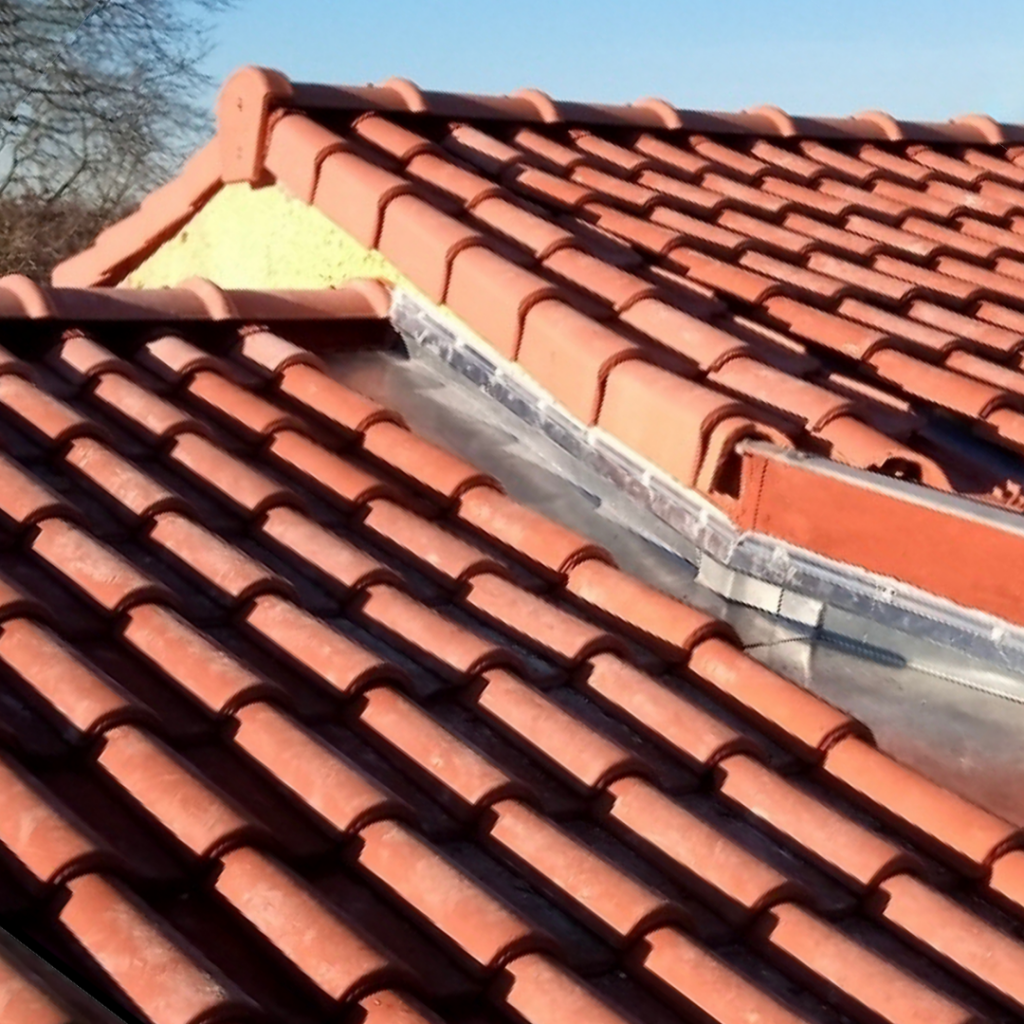 Une toiture en tuiles, représentant des travaux de rénovation énergétique à Toulouse.