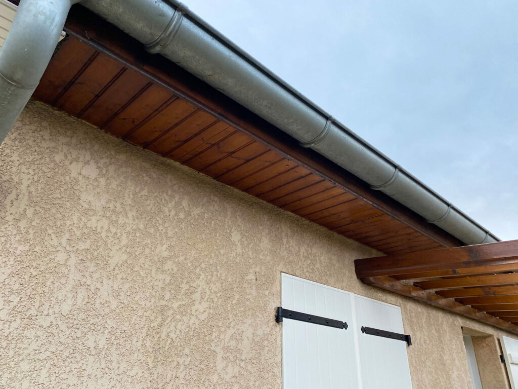 Gouttière métallique sur façade de maison Advalidem Rénovation énergétique