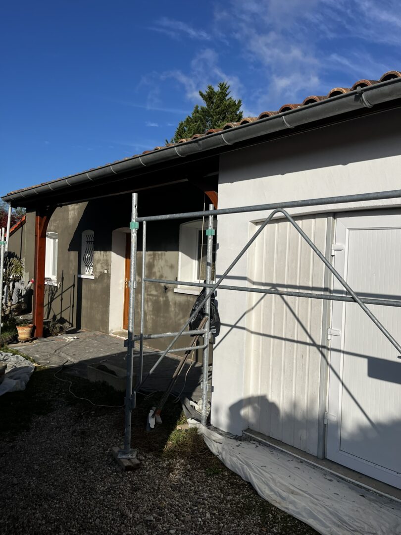 Maison en rénovation énergétique avec échafaudage, projet Advalidem.