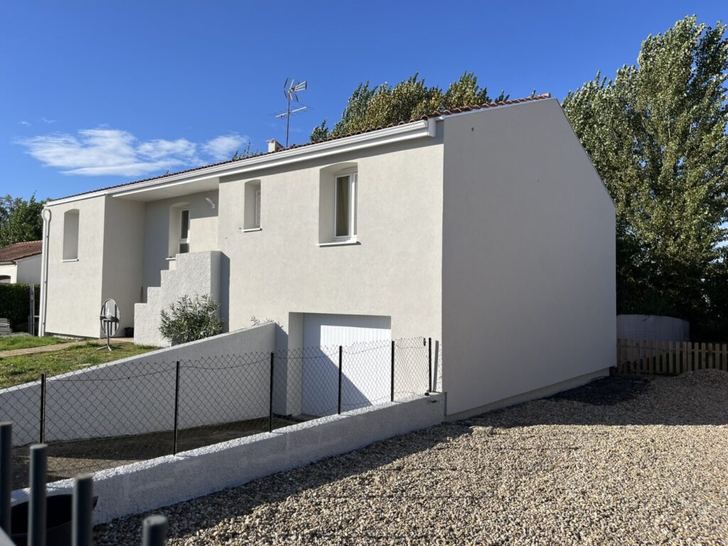 Maison rénovée avec expertise Advalidem pour l'audit et la rénovation énergétique.