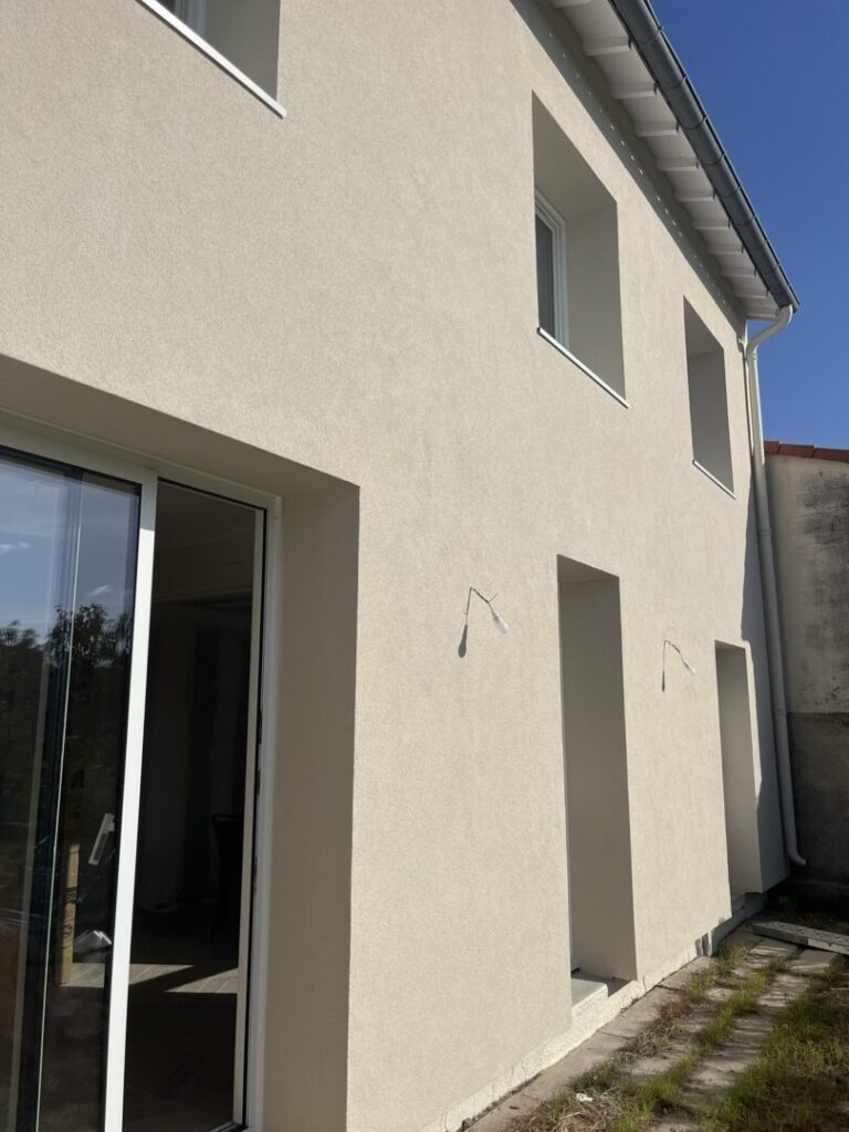 Façade rénovée avec audit énergétique par Advalidem. Rénovation énergétique.
