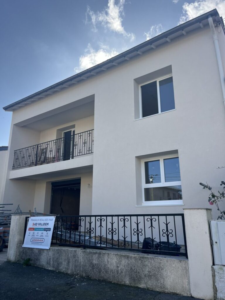 Façade rénovée d'un bâtiment, projet Advalidem, audit énergétique en cours.