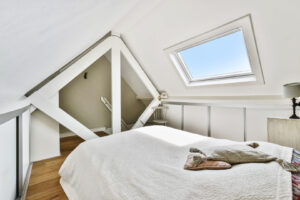 Chambre rénovée avec fenêtre de toit, AD VALIDEM; Rénovation énergétique; Audit énergétique.