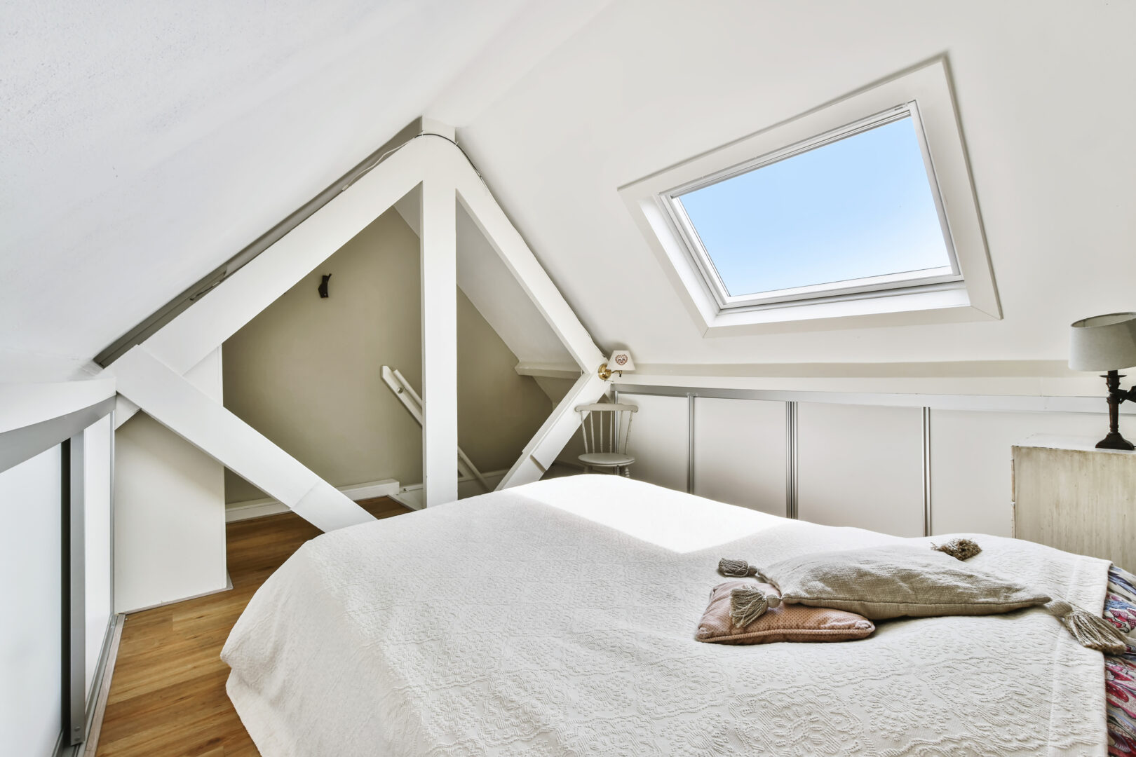 Chambre rénovée avec fenêtre de toit, AD VALIDEM; Rénovation énergétique; Audit énergétique.