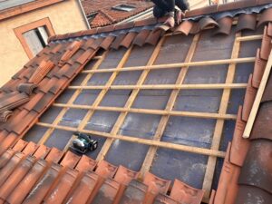 Rénovation énergétique de toiture avec AD VALIDEM, tuiles et structures en bois.