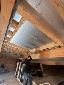 Travail de rénovation énergétique par AD VALIDEM, application d'isolant.