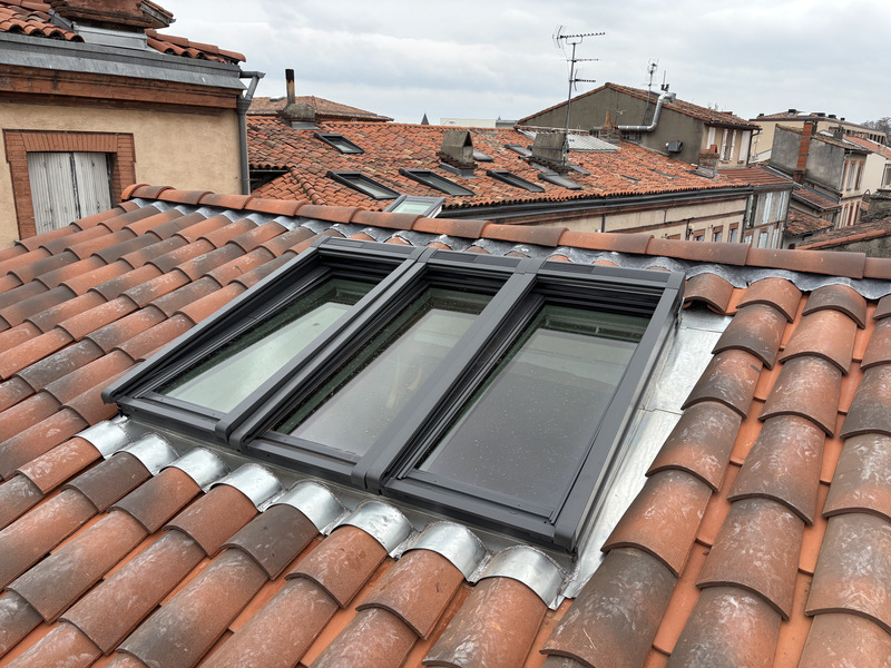 Vélux noir sur toit en tuiles, projet AD VALIDEM; rénovation énergétique.